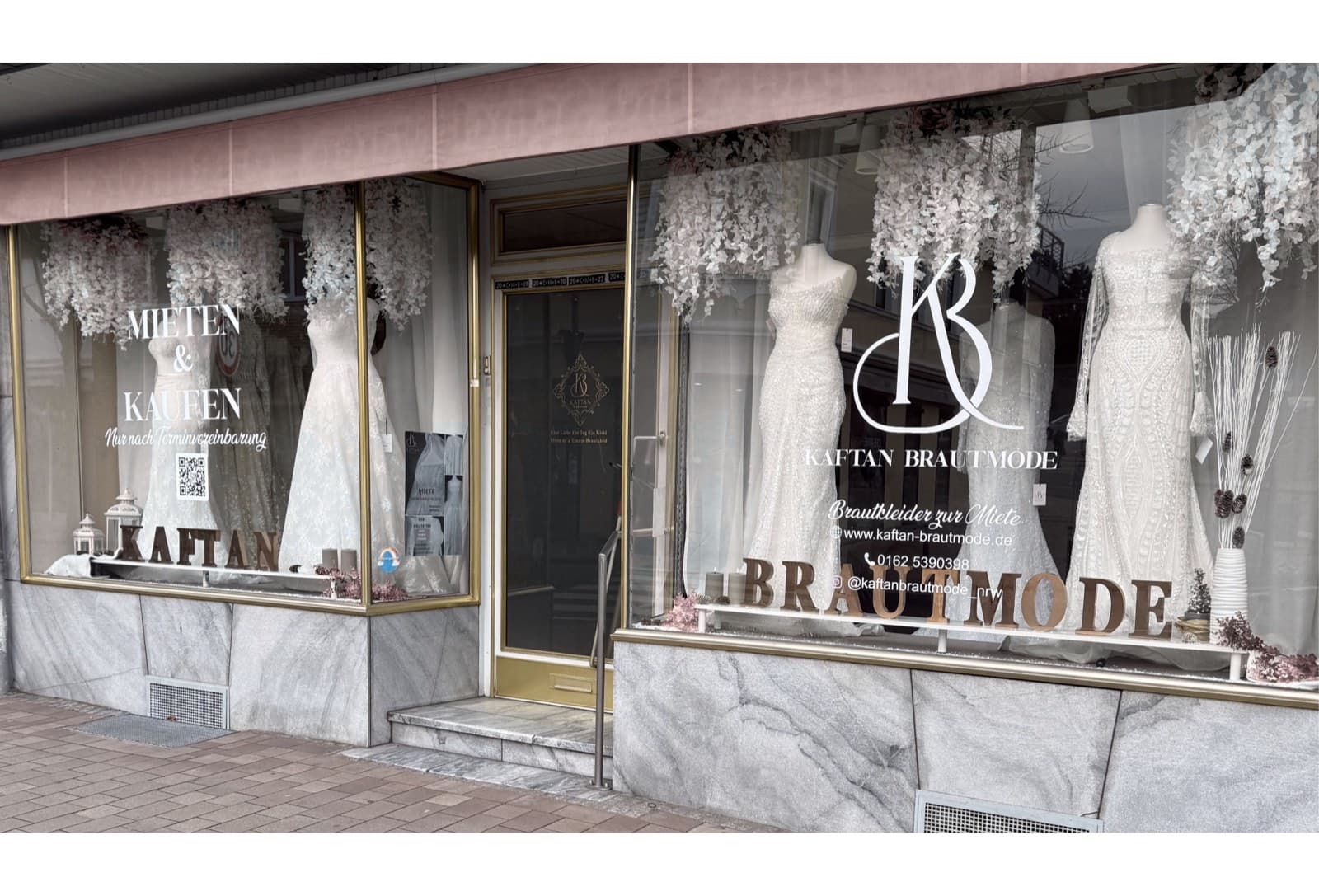 Ladengeschäft von Kaftan Brautmode — Schaufenster mit Brautkleidern
